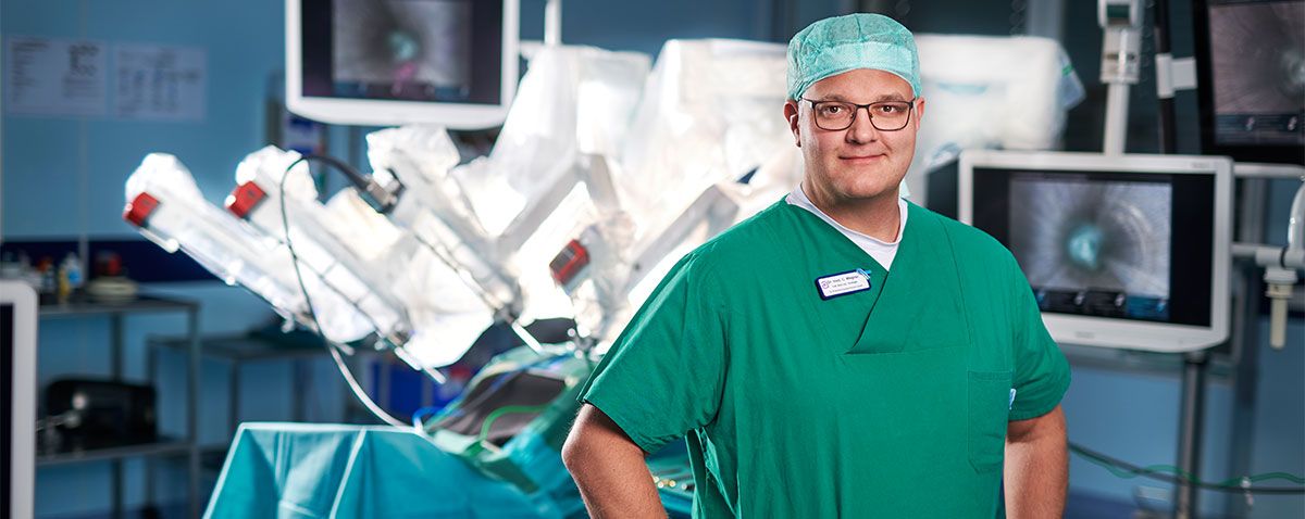 Chefarzt Dr. med. Christian Wagner vor dem da Vinci-Operationssystem 