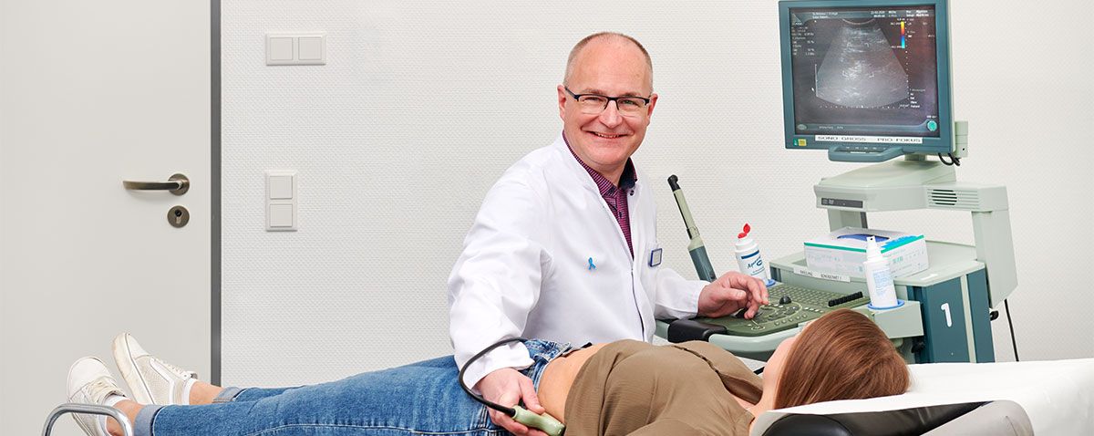 Chefarzt Dr. med. Jörg Zinke bei einer Ultraschall-Untersuchung